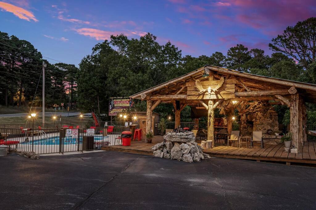 Stonegate Lodge King Bed Wifi 50In Roku Tv Salt Water Pool Room #102 유레카 스프링스 외부 사진