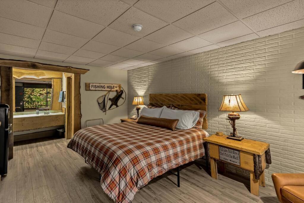 Stonegate Lodge King Bed Wifi 50In Roku Tv Salt Water Pool Room #102 유레카 스프링스 외부 사진