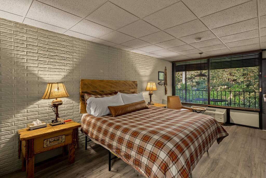 Stonegate Lodge King Bed Wifi 50In Roku Tv Salt Water Pool Room #102 유레카 스프링스 외부 사진